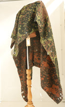 Carica l&#39;immagine nel visualizzatore di Gallery, WW2 Riproduzione Zeltbahn N.1 Tedesca  Telo Tenda-Poncho Mimetico Platano Reversibile
