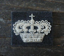 Carica l&#39;immagine nel visualizzatore di Gallery, WW1 Riproduzione Fregio Corona Argento Promozione Di Grado
