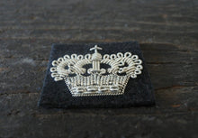 Carica l&#39;immagine nel visualizzatore di Gallery, WW1 Riproduzione Fregio Corona Argento Promozione Di Grado

