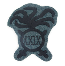 Carica l'immagine nel visualizzatore di Gallery, WW1  Riproduzione Fregio per Copricapo Reparto Arditi del Regio Esercito Italiano
