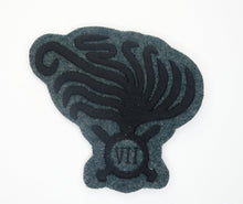 Carica l'immagine nel visualizzatore di Gallery, WW1 Riproduzione Fregio per Berretto Arditi VII Reparto d Assalto del Regio Esercito Italiana h 8 cm
