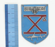 Carica l&#39;immagine nel visualizzatore di Gallery, WW2 Riproduzione Scudetto Battaglione Scirè  X Flottiglia MAS  Regia Marina Italiana
