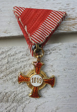 Carica l'immagine nel visualizzatore di Gallery, WW1 Riproduzione Medaglia AustroUngarico Croce dOro Merito 1849 Goldenes Verdienstkreuz

