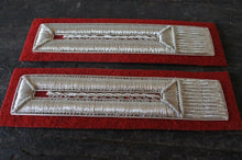 Carica l'immagine nel visualizzatore di Gallery, WW2 Riproduzione Alamari CC-RR Argento Fondo Rosso
