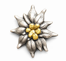 Carica l'immagine nel visualizzatore di Gallery, WW2 Riproduzione Spilla Edelweiss da Cappello per Ufficiali Gebirgsjäger Germania
