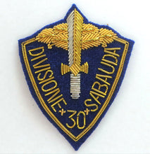 Carica l'immagine nel visualizzatore di Gallery, WW2 Riproduzione  Fregio da Braccio 30ª Divisione di Fanteria Sabauda Regio Esercito Italiano.
