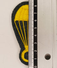 Carica l'immagine nel visualizzatore di Gallery, WW2 Riproduzione Fregio Paracadutista GrigioVerde filo Giallo Regio Esercito Italiano
