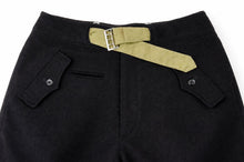 Carica l'immagine nel visualizzatore di Gallery, WW2 Riproduzione Pantaloni Panzer Variante Tasca a Un Bottone Colore Nero  Esercito Tedesco.
