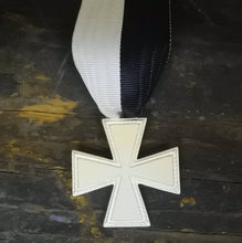 Carica l'immagine nel visualizzatore di Gallery, WW2 Riproduzione Medaglia Croce Di Ghiaccio Regio Esercito Italiano
