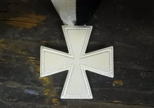 Carica l'immagine nel visualizzatore di Gallery, WW2 Riproduzione Medaglia Croce Di Ghiaccio Regio Esercito Italiano
