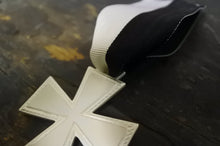 Carica l'immagine nel visualizzatore di Gallery, WW2 Riproduzione Medaglia Croce Di Ghiaccio Regio Esercito Italiano
