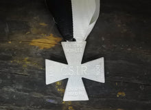 Carica l'immagine nel visualizzatore di Gallery, WW2 Riproduzione Medaglia Croce Di Ghiaccio Regio Esercito Italiano
