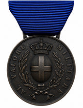 Carica l'immagine nel visualizzatore di Gallery, WW1 WW2 Riproduzione Medaglia al Valore Militare Bronzo Regio Esercito Italiano
