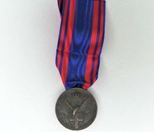 Carica l'immagine nel visualizzatore di Gallery, WW2 Riproduzione Medaglia al Valore Aeronautico versione al Valore Bronzo.
