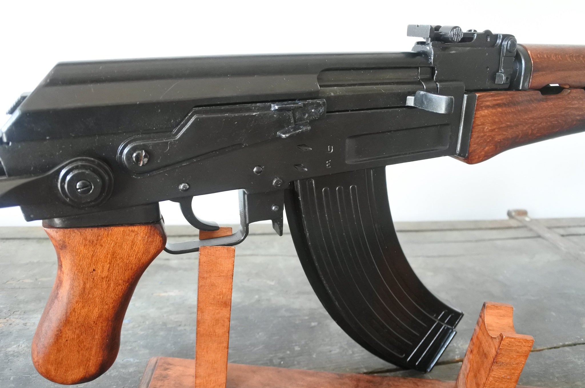 Riproduzione Simulacro Ak-47 Kalashnikov Calcio Mobile – Lo Stile degli Eroi