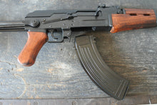 Carica l&#39;immagine nel visualizzatore di Gallery, Riproduzione Simulacro Ak-47 Kalashnikov Calcio Mobile
