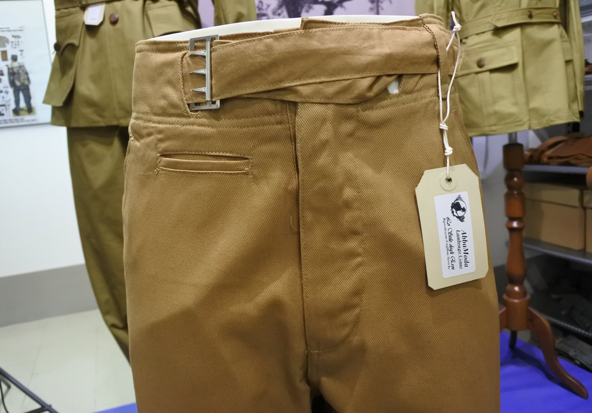 Canotta nera e pantaloni bianchi: outfit estate 2024 Canotta nera e pantaloni bianchi: outfit estate 2024