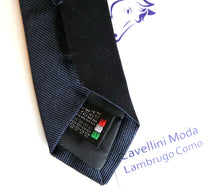 Carica l&#39;immagine nel visualizzatore di Gallery, Cravatta associativa colore Blu con logo Bandiera Italiana.
