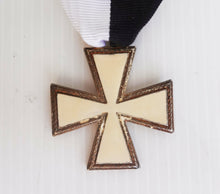 Carica l&#39;immagine nel visualizzatore di Gallery, WW2 Riproduzione Medaglia Croce di Ghiaccio Antichizzata
