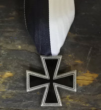 Carica l&#39;immagine nel visualizzatore di Gallery, WW2 Riproduzione Medaglia Croce Di Ghiaccio Nera Regio Esercito Italiano
