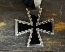 Carica l&#39;immagine nel visualizzatore di Gallery, WW2 Riproduzione Medaglia Croce Di Ghiaccio Nera Regio Esercito Italiano
