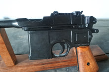 Carica l&#39;immagine nel visualizzatore di Gallery, WW1 - X -  Riproduzione Simulacro Pistola Automatica Mauser modello C96 con calcio.

