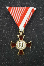 Carica l&#39;immagine nel visualizzatore di Gallery, WW1 Riproduzione della medaglia Croce oro al merito Goldenes Verdienstkreuz
