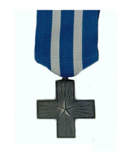Carica l&#39;immagine nel visualizzatore di Gallery, WW1 WW2 Riproduzione Medaglia Croce Al Merito Di Guerra
