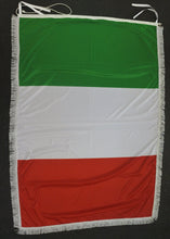 Carica l&#39;immagine nel visualizzatore di Gallery, Bandiera Italiana Frange Argento Misura cm. 100X150Tessuto Poliestere Nautico Alta Resistenza
