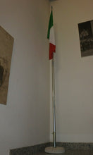 Carica l&#39;immagine nel visualizzatore di Gallery, Pennone Alza Bandiera alto m 4,00 diametro mm 50 in alluminio due pezzi
