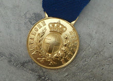 Carica l&#39;immagine nel visualizzatore di Gallery, WW1 WW2 Riproduzione Medaglia al Valore Militare Oro Regio Esercito Italiano
