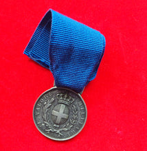 Carica l&#39;immagine nel visualizzatore di Gallery, WW1 WW2 Riproduzione Medaglia al Valore Militare Bronzo Antichizzata  Regio Esercito Italiano
