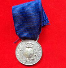 Carica l&#39;immagine nel visualizzatore di Gallery, WW1 WW2 Riproduzione Medaglia al Valore Militare Argento Antichizzata  Regio Esercito Italiano
