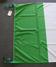 Carica l&#39;immagine nel visualizzatore di Gallery, Bandiera Tricolore Italiana con lacci e Cordone 100 X 150 cm

